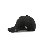 Gorra New Era negra con logo bordado de los Las Vegas Raiders en blanco.
