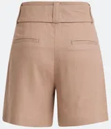 Short de lino y viscosa color tostado, de tiro alto con pliegues delanteros, bolsillos laterales y cinturón incorporado con hebilla cuadrada forrada.