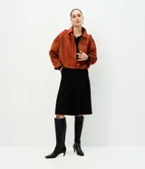 Campera bomber de gamuza sintética color terracota, con cuello clásico, cierre frontal, hombros caídos y puños ajustados.