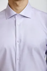 Camisa de vestir blanca de corte clásico, con cuello rígido, cierre frontal de botones y mangas largas con puños abotonados.