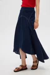 Falda larga de denim azul oscuro con costuras en contraste y diseño asimétrico de corte evasé.
