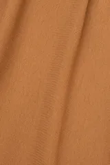 Pantalón de crepe color marrón, de corte recto con cintura elastizada y bolsillos laterales.