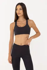 Top deportivo negro con espalda abierta y breteles finos. Cuenta con una banda inferior en la cintura y espacio para agregar tazas.