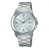 Reloj Casio plateado con caja de acero inoxidable de 39mm de diámetro, esfera plateada con números arábigos en las posiciones de las 12, 6 y 9, agujas luminiscentes, indicador de fecha a las 3 y cristal mineral. Resistente al agua hasta 50 metros.