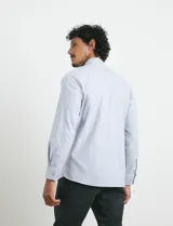 Camisa de tejido Oxford con cuello button-down, manga larga y bolsillo frontal. Presenta botones al tono y un corte clásico.