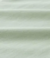 Camisa de tricolina color verde claro, con cuello inglés, mangas largas con trabilla para sujetar y botones delanteros.