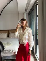 Pantalon de silueta amplia y tiro medio, de color celeste, con bolsillos laterales y traseros, ideal para los dias de verano.