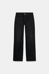 Jeans de mezclilla en color negro gastado, tiro bajo, corte de pernera recta y diseño clásico de cinco bolsillos con cierre frontal de cremallera y botón metálico.