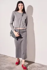 Remera color marrón de algodón peinado, corte oversize, cuello redondo y manga larga.