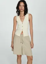 Short de corte wide leg con cintura elástica ajustable mediante lazo. Cuenta con dos bolsillos laterales y un diseño holgado.