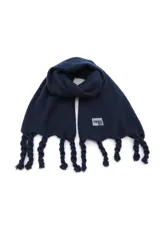 Bufanda azul marino con detalle de etiqueta con logo y flecos trenzados.