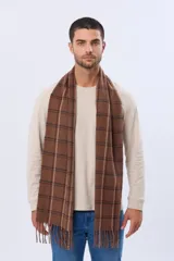 Bufanda de tejido suave con diseño de cuadros en tonos marrones y líneas finas oscuras, terminada con flecos en los extremos.