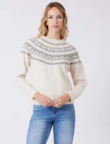 Buzo tejido color blanco con diseño jacquard gris en el canesú, adornado con perlas y cristales de strass. Tiene cuello redondo, mangas ranglan y terminaciones acanaladas en puños y ruedo.