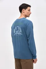 Remera de manga larga color azul con efecto lavado, corte clásico y estampa en la espalda con diseño de bosque y carpa en color blanco y verde.