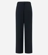 Pantalón de vestir negro, de corte recto, con cintura asimétrica y cierre por botón y cremallera.