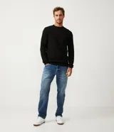 Suéter negro de tejido de punto maquinetado con cuello redondo y manga larga.