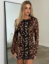Vestido corto de manga larga con diseño ajustado y fruncido en la parte frontal. Presenta un estampado animal print que simula el pelaje de un ciervo en tonos marrones con manchas blancas.