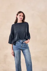 Sweater color beige de lurex, corte oversize, mangas 3/4 con volados.