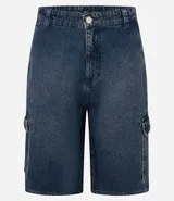 Bermuda de hombre en denim de algodón, modelo cargo, corte baggy y tiro medio. Presenta bolsillos laterales tipo cargo y cierre tradicional con botón y cremallera.