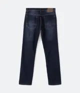Pantalón de jean slim fit color azul oscuro, con bolsillos delanteros y traseros.