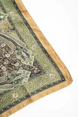 Pañuelo de forma cuadrada con estampado paisley en tonos verdes, tostados y marrones, con bordes en tono mostaza.