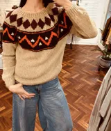 Sweater tejido en mohair color beige con diseño geométrico en marrón, naranja y blanco.