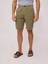 Bermuda cargo color verde oliva, con bolsillos laterales con solapa y botón a presión.