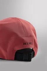 Gorra técnica de diseño minimalista confeccionada en tejido ligero de tres capas, con ajuste posterior y detalle de logo estampado en relieve.