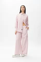 Pantalón pijama de algodón a rayas verticales color rosa y blanco, con seis bolsillos.