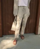 Sandalias planas color ladrillo, con doble tira ancha sobre el empeine y plantilla anatómica. Fabricadas en Brasil con materiales veganos y procesos sostenibles.