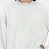 Buzo de felpa francesa gris melange, con cuello redondo y mangas largas, diseño clásico de corte relajado.