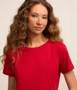 Remera básica de manga corta y cuello redondo, confeccionada en algodón de color celeste.