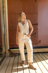 Blusa color beige de tusor con diseño cruzado en el frente, ajustable con lazo interno.