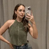 Top halter de cuero plateado con acabado metalizado, diseño estructurado con costura central vertical y bajo en punta.