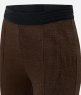 Pantalón tipo legging de corte ajustado al cuerpo, confeccionado en tejido Punto Roma con textura marcada. Presenta cintura elástica y bolsillos traseros.