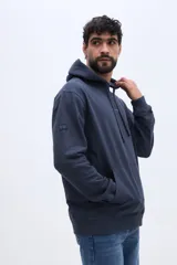 Canguro Brooksfield de algodón color azul marino, con capucha ajustable con cordones, bolsillo tipo canguro frontal y pequeño logo estampado en el pecho.