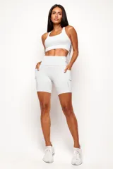 Short tipo biker de tiro alto, diseñado para running y entrenamiento. Confeccionado en tejido técnico de alta performance con bolsillos laterales funcionales y bolsillo interno en la cintura. Presenta detalles reflectivos y costuras estratégicas para mayor libertad de movimiento.