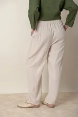 Pantalón italiano de lino azul marino, de corte amplio, con cintura elastizada y cordón ajustable.