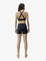 Short deportivo negro de tejido Shape_Tech, con tecnología performance, compacto y ligero. Diseño sin cinturilla, con costuras termoselladas y cinta reflectante decorativa en los laterales.