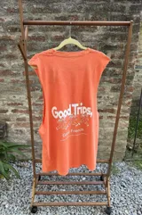 Musculosa de algodón color azul, con diseño estampado en el centro del pecho que representa a un personaje con forma de hongo caminando.