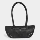 Bolso tipo bowling Adidas de color negro con efecto desgastado, diseño estructurado y asas de hombro. Presenta detalles de tachuelas metálicas en los laterales frontales y el logotipo del trébol grabado en el centro.