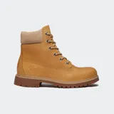 Bota de cuero nobuk color tostado, con diseño clásico de caña media, cuello acolchado, cordones frontales y suela de goma dentada.