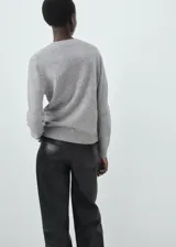 Jersey de punto fino confeccionado en 100% cachemira, con cuello redondo, diseño recto y manga larga.