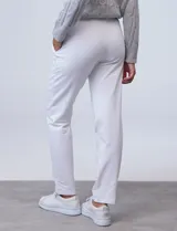 Pantalón jogger color beige de algodón con pretina elastizada.