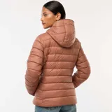 Campera puffer color marrón con capucha, cierre frontal con cremallera y bolsillos laterales.