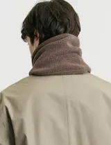 Cuello de punto doble con textura fantasía, diseño versátil y abrigado.