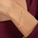Pulsera de cadena fina con baño de oro y engarces de circonias brillantes distribuidas a lo largo de la pieza.