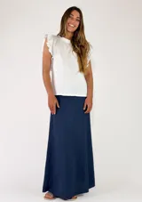 Pollera larga de viscosa color azul marino, de diseño fluido con paneles verticales.