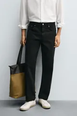Pantalón de corte recto confeccionado en tejido de algodón con elasticidad. Presenta diseño de cinco bolsillos, cierre frontal con cremallera y botón.