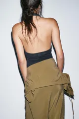 Top blanco de tejido acanalado, corte ajustado, con escote cuadrado y cuello halter ancho.